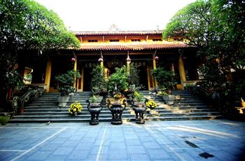 Những ngôi đền, chùa nổi tiếng linh thiêng ở Hà Nội